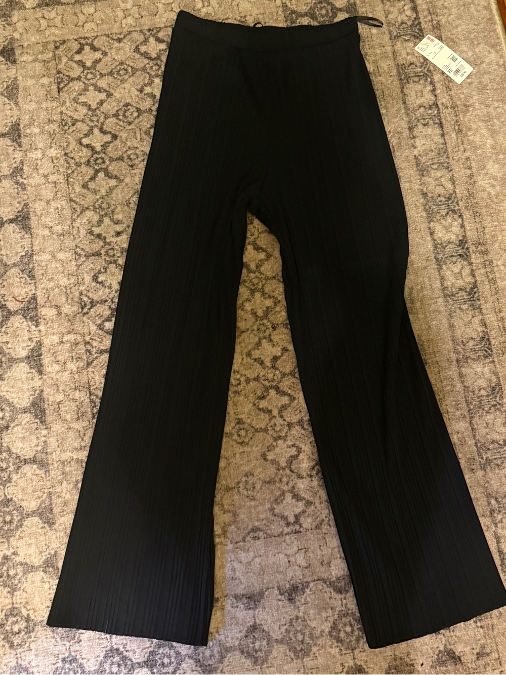 UNIQLO Black Pleated Straight Pants - Picture 2 of 4